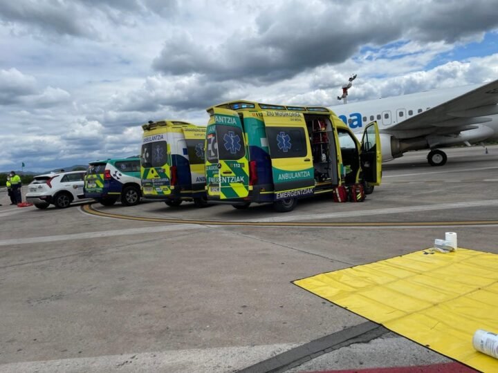 Seis de los 12 menores evacuados del aeropuerto de Bilbao por posible gastroenteritis leve han sido dados de alta
