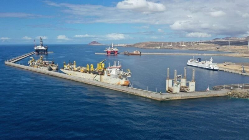 Trabajadores portuarios se manifiestan ante el Parlamento y estudian bloquear la llegada del crucero con hantavirus en Tenerife.