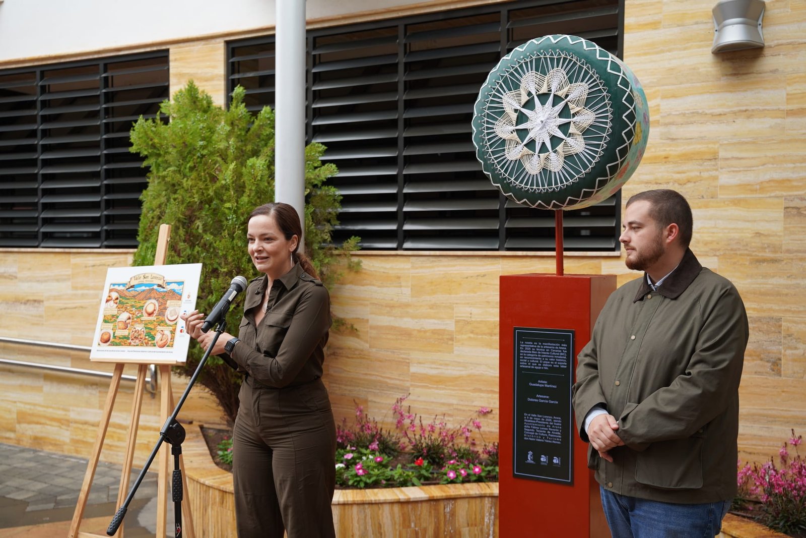 Valle San Lorenzo celebra un fin de semana de patrimonio, artesanía y lucha canaria en las Fiestas de Fátima

Valle San Lorenzo acogió este fin de semana dos eventos relacionados con el patrimonio, la cultura popular y la identidad canaria, como parte de las Fiestas en honor a Nuestra Señora de Fátima 2026 y del calendario cultural del municipio.

El sábado se inauguró la exposición escultórica al aire libre ‘Piques y Rosetas’, integrada en el programa Ahijadero Cultural 2026, que destaca la artesanía tradicional del trabajo textil en el patrimonio cultural de Arona y Valle San Lorenzo.

El domingo se celebró el ‘Homenaje a la Lucha Canaria de Arona’ en el terrero municipal de Valle San Lorenzo, un evento que unió cultura, tradición y deporte con una luchada entre el C.L. Chijafe y el C.L. San Antonio Abad de Fuencaliente, La Palma.